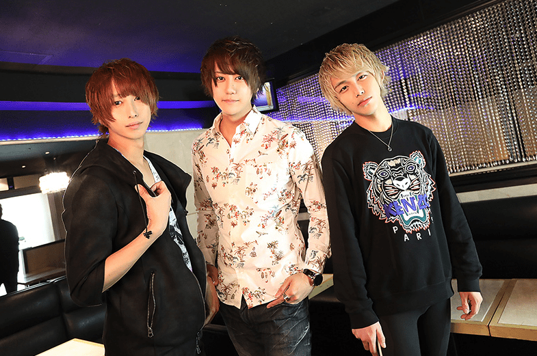 佇むホスト（3人）