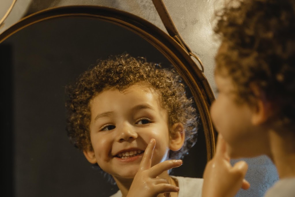 鏡を見ている写真